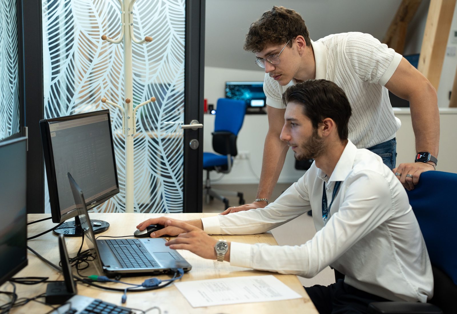 Deux consultants Expinfo analysent ensemble un problème de sécurité informatique
