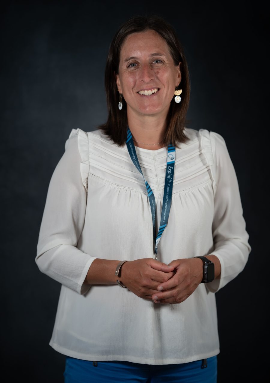 Portrait studio d'Annabelle, cheffe de projet chez Expinfo