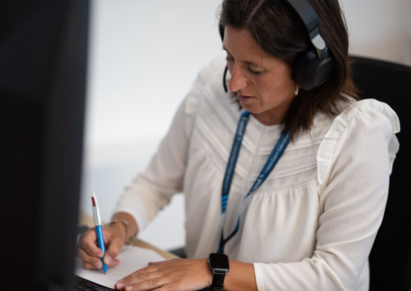 Annabelle prend des notes lors d'un &eacute;change client chez Expinfo