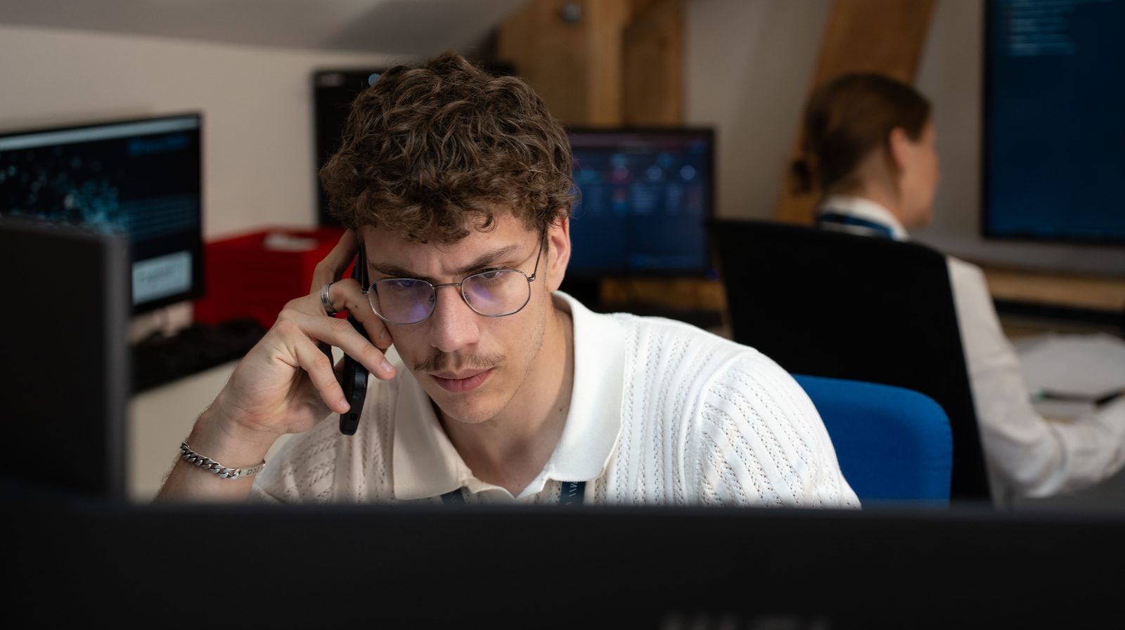 Conversation s&eacute;rieuse avec un client pendant une cyberattaque