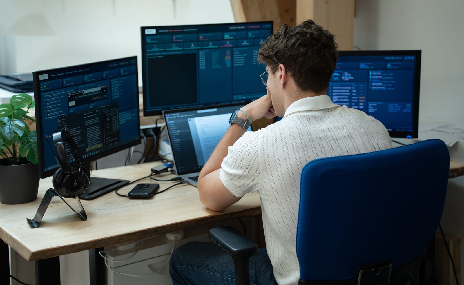 Eliott, consultant cybersécurité Expinfo, en analyse à son poste de travail