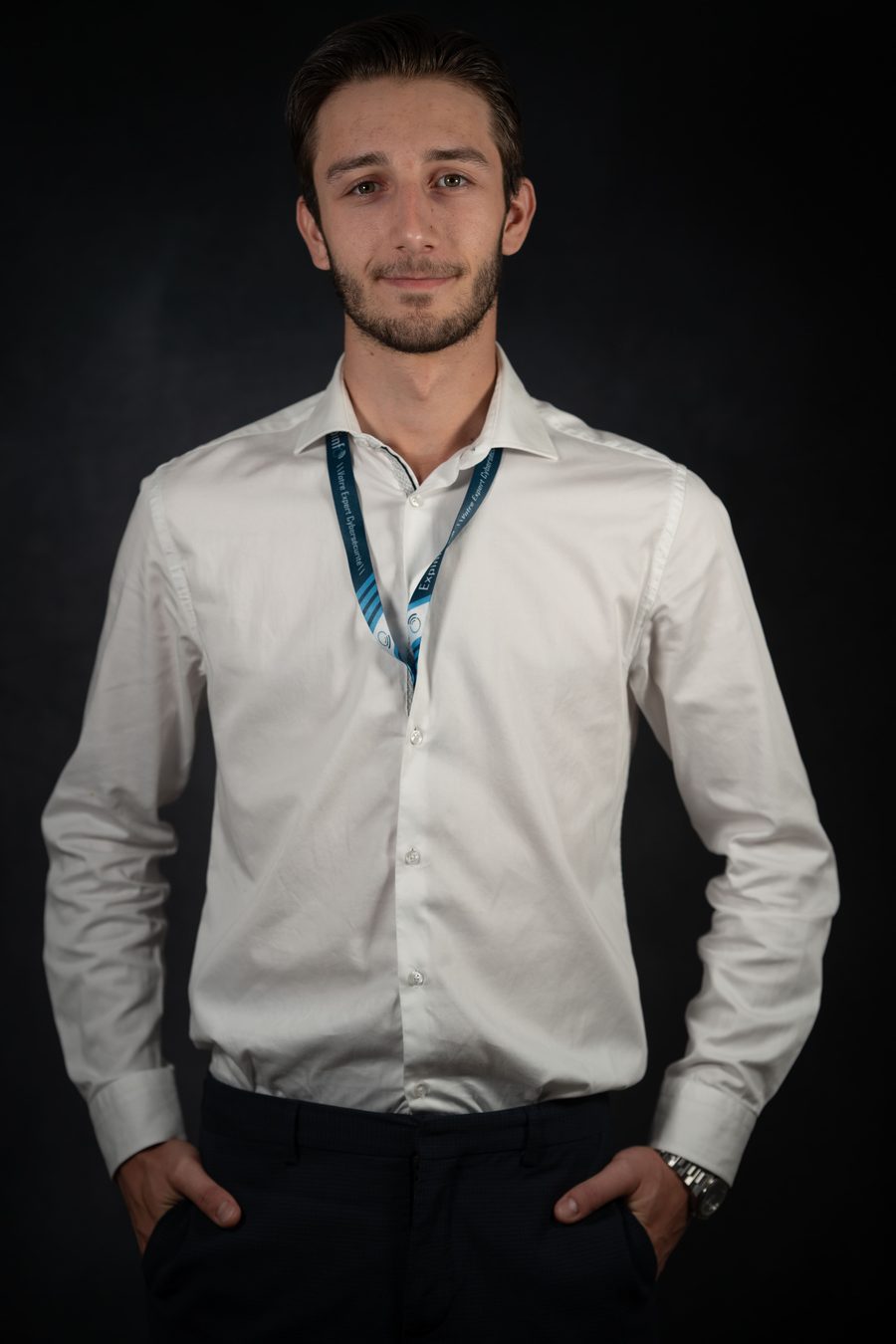 Portrait studio d'Enzo, consultant cyber chez Expinfo