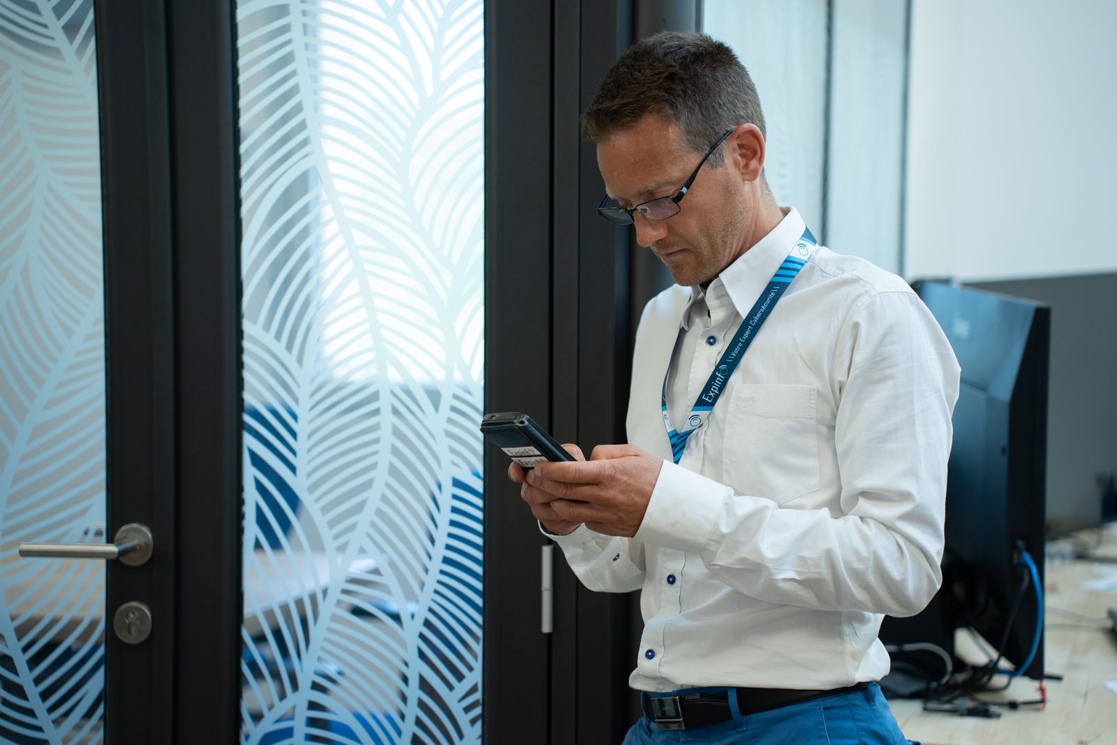 Un expert Expinfo répond à la demande d'un client depuis les bureaux