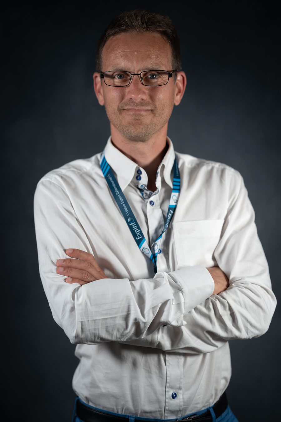Portrait studio de S&eacute;bastien, expert cyber et g&eacute;rant d'Expinfo